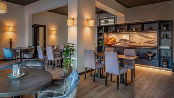 Desayuno buffet (EUR 12.50 por persona)