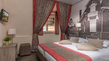 Habitación doble | Minibar, caja de seguridad en la habitación, escritorio y cunas