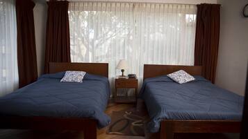 Caja de seguridad en la habitación y escritorio