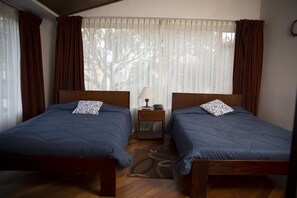 Cofres nos quartos, escrivaninha, ferros/tábuas de passar roupa