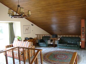 Standard Room | Living room | 21-inch TV with cable channels, DVD player - Hostal Bogotá Real (Bogotá)