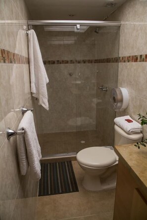 Deep-soaking bathtub, hair dryer, towels - Hostal Bogotá Real (Bogotá)