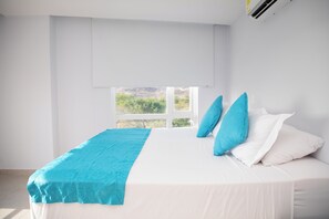 Cubrecamas, minibar, caja de seguridad en la habitación y escritorio 