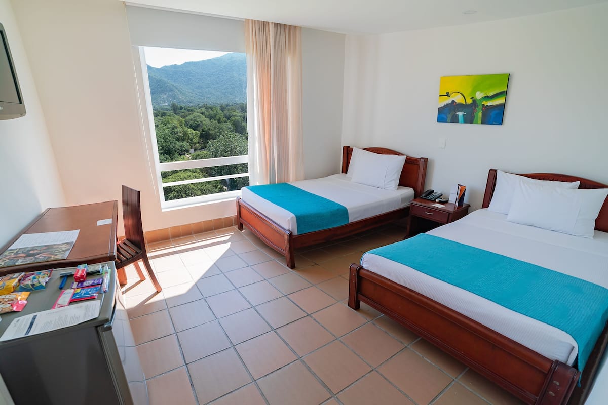 Cubrecamas, minibar, caja de seguridad en la habitación y escritorio