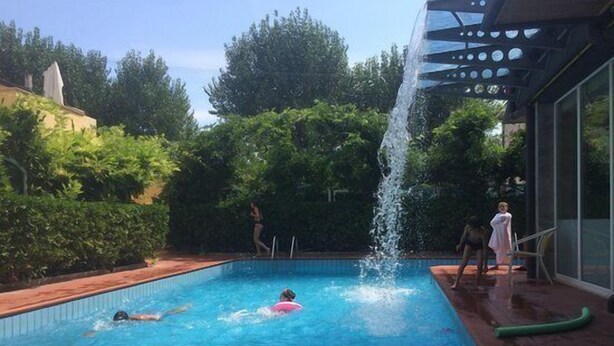Cascade dans la piscine