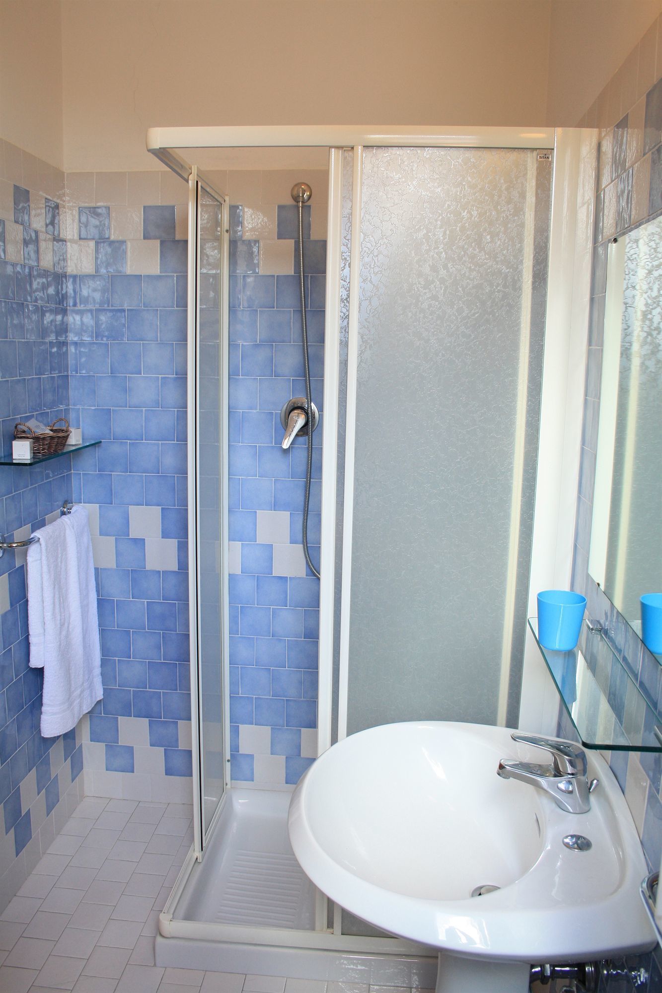 Dusche, kostenlose Toilettenartikel, Haartrockner, Bidet