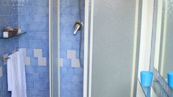 Dusche, kostenlose Toilettenartikel, Haartrockner, Bidet