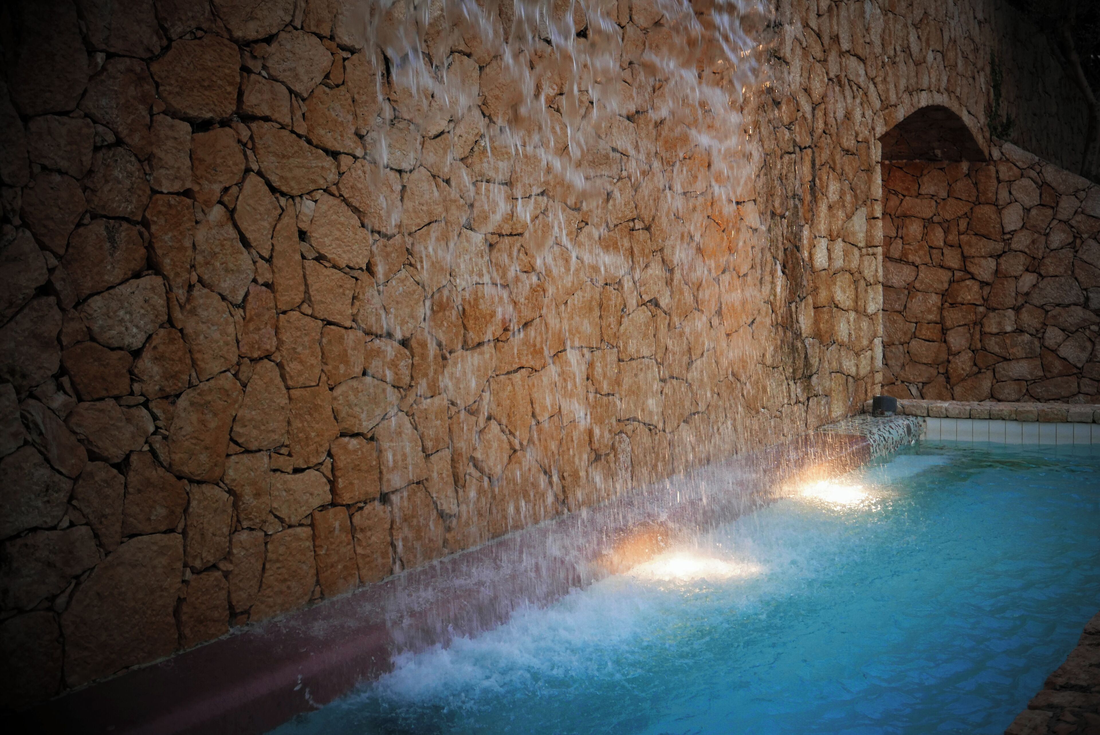 Una piscina al aire libre de temporada, sombrillas