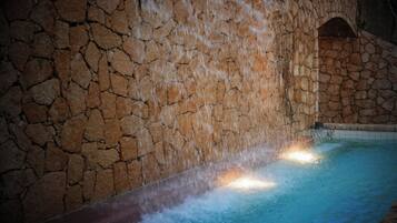 Una piscina al aire libre de temporada, sombrillas