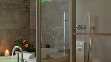 Junior suite | Badkamer | Gratis toiletartikelen, een haardroger, een bidet, handdoeken