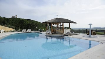 Piscina stagionale all'aperto, ombrelloni da piscina, lettini