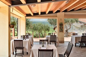 Middag serveres, uteservering