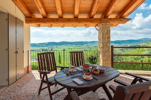 Middag serveres, uteservering