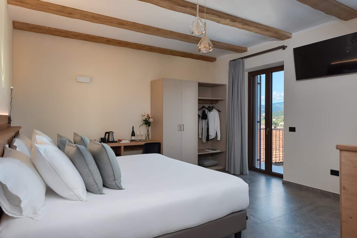 Junior Suite | 1 bilik tidur, peti besi dalam bilik, meja, langsir/tirai gelap terus