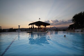 Bar en bord de piscine