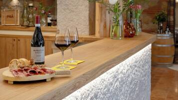 En restaurantdisk med en vinflaske, glas og en tallerken mad.