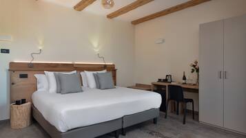 Une chambre à coucher avec un grand lit, des tables de chevet, un bureau avec une chaise et une armoire.