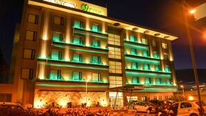 Un hotel de varios pisos con un letrero que dice 'Hotel Factory'.