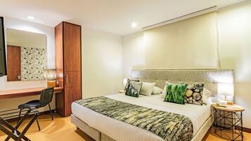 Standaard tweepersoonskamer, 1 tweepersoonsbed | Een kluis op de kamer, een bureau, een laptopwerkplek