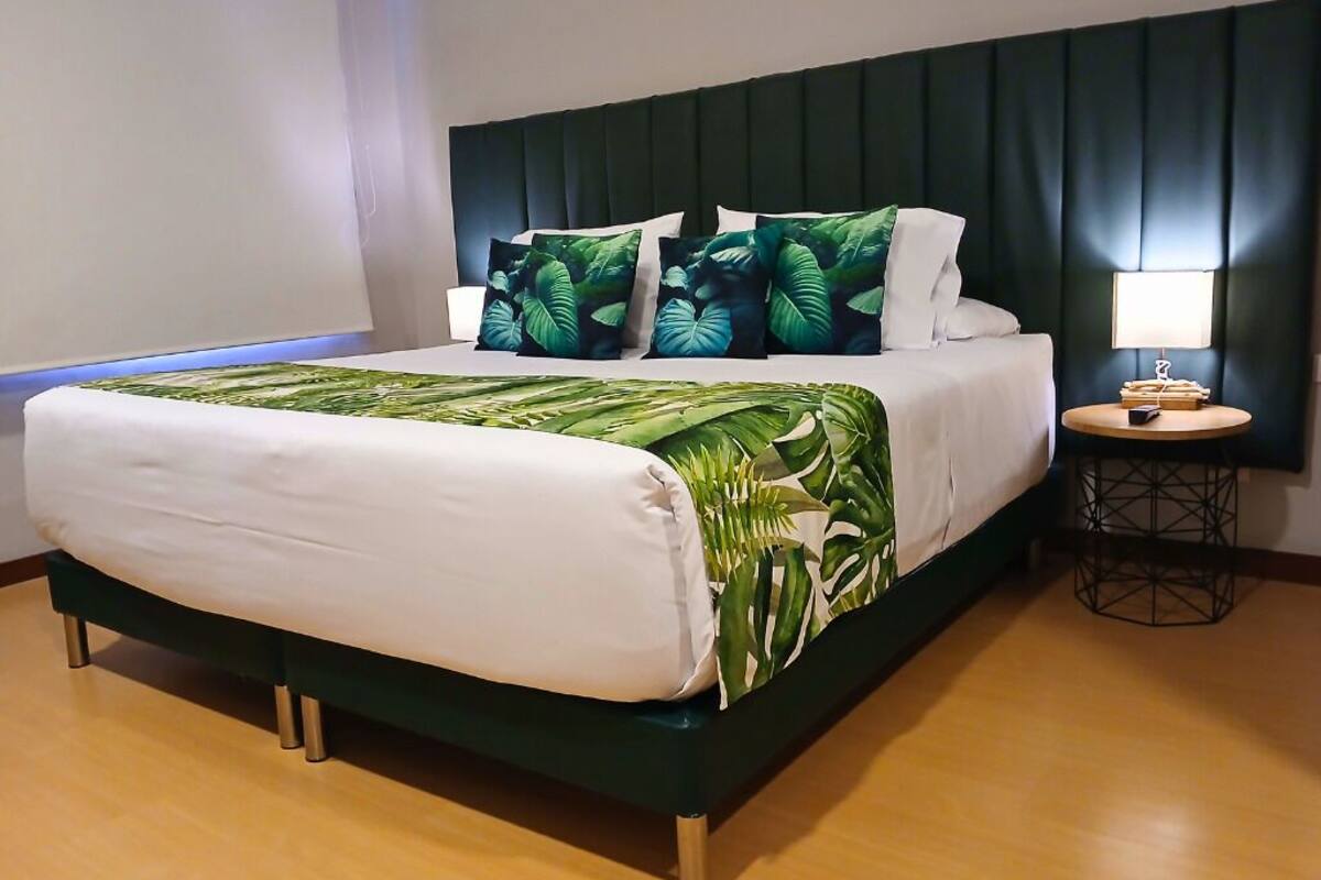 deluxe room, 1 king bed | 1 bedroom, in-room safe, desk, blackout curtains