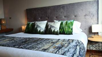 Standard Double Room, 1 Double Bed | In-room safe, desk, laptop workspace, blackout drapes