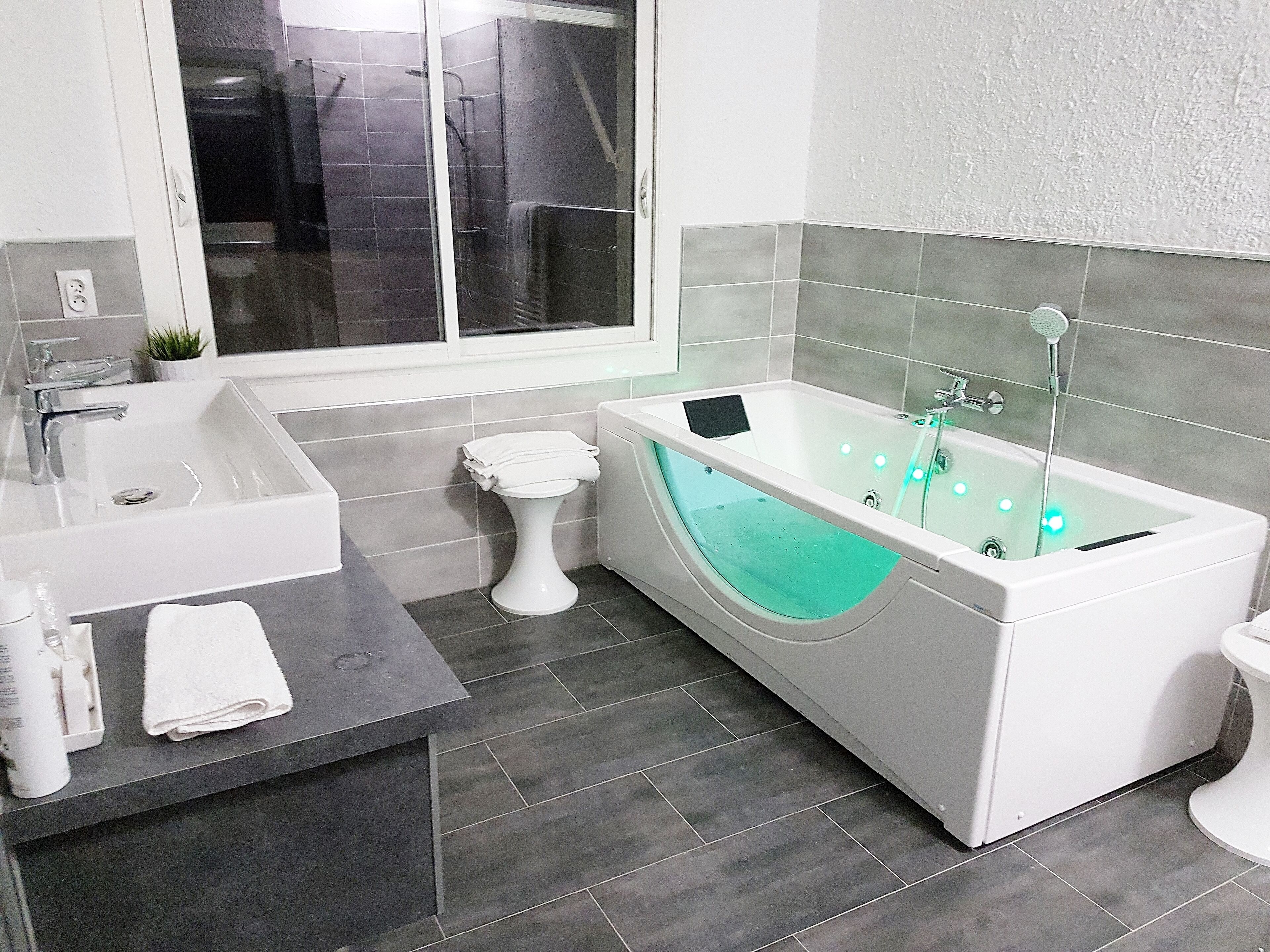 junior suite | bathroom | shower, free toiletries, hair dryer, towels