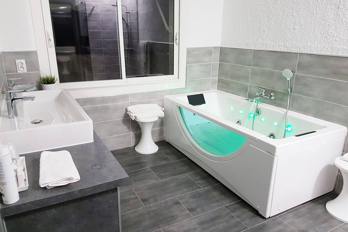 junior suite | bathroom | shower, free toiletries, hair dryer, towels