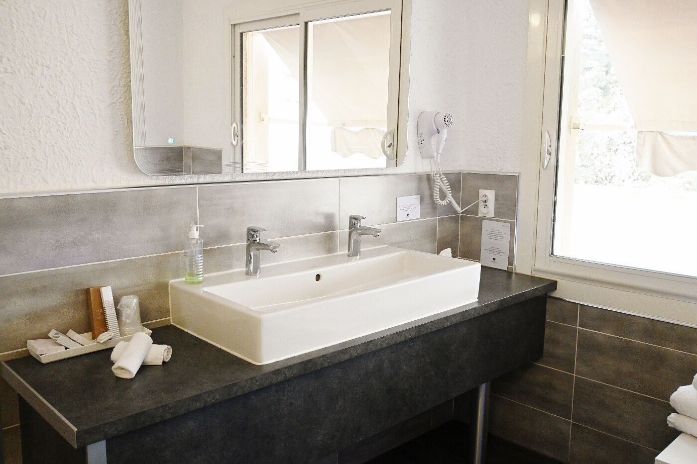 junior suite | bathroom | shower, free toiletries, hair dryer, towels