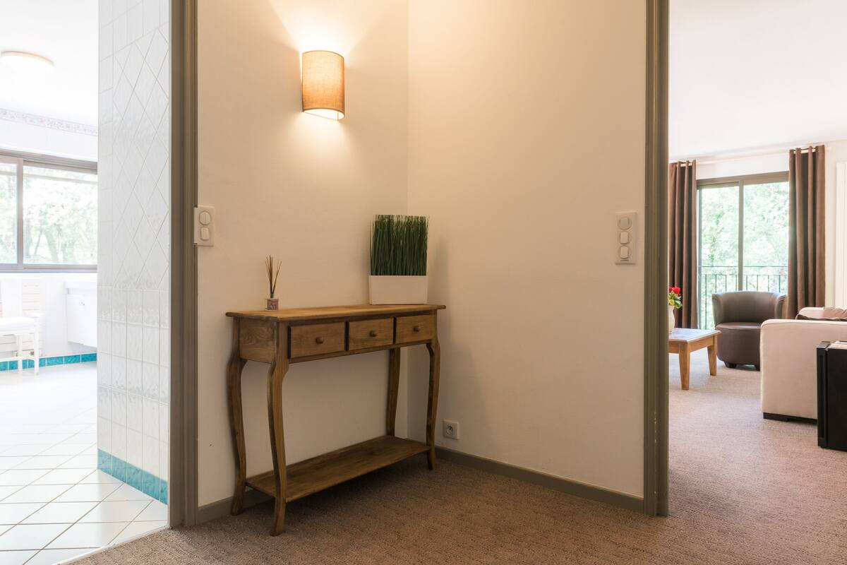 senior suite (senior) | desk, soundproofing, free cots/infant beds, rollaway beds