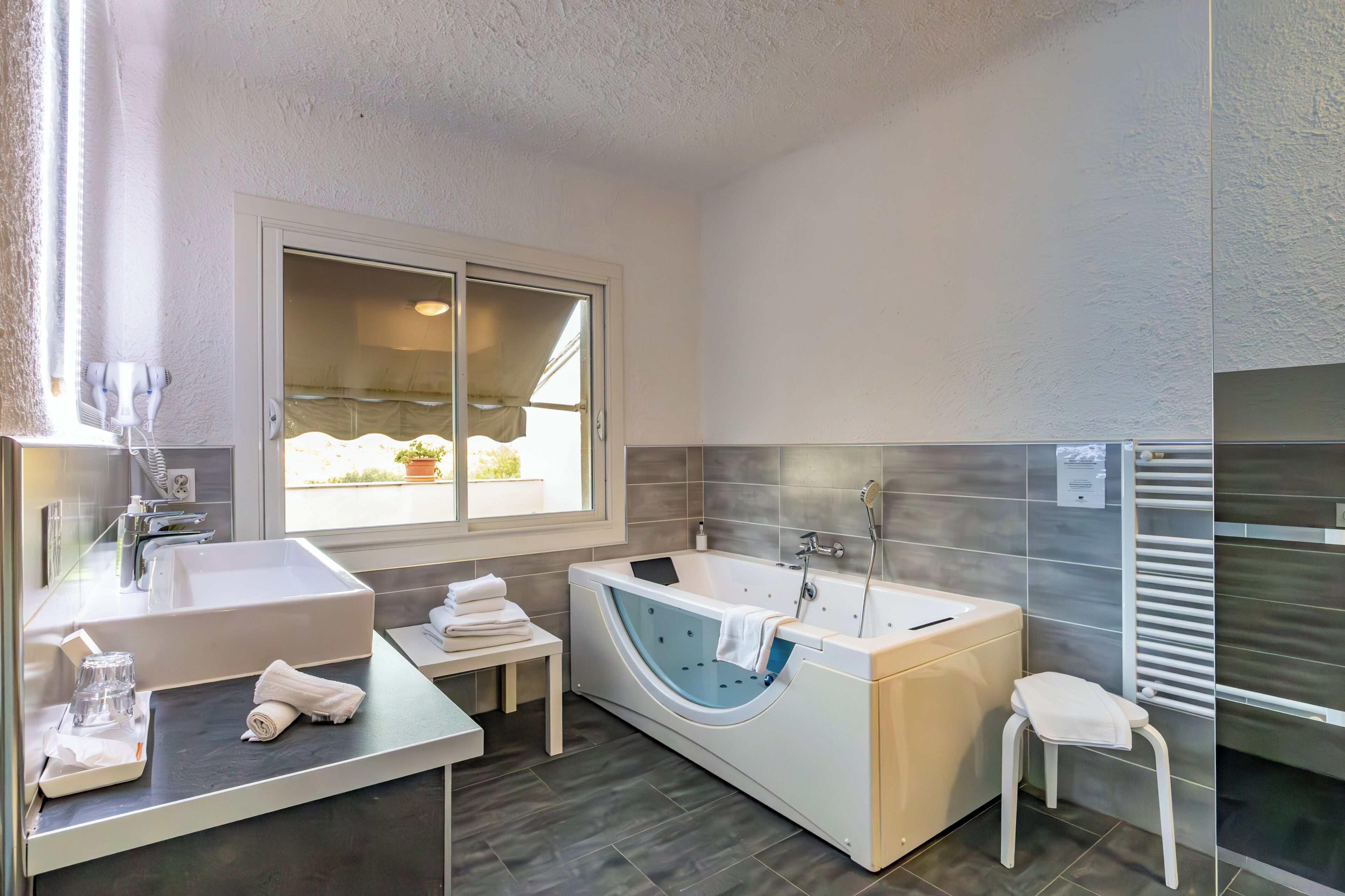Junior suite | Badkamer | Een douche, gratis toiletartikelen, een haardroger, handdoeken