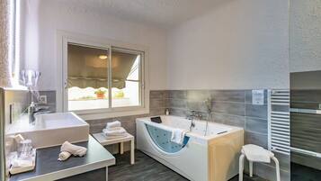 Junior suite | Badkamer | Een douche, gratis toiletartikelen, een haardroger, handdoeken