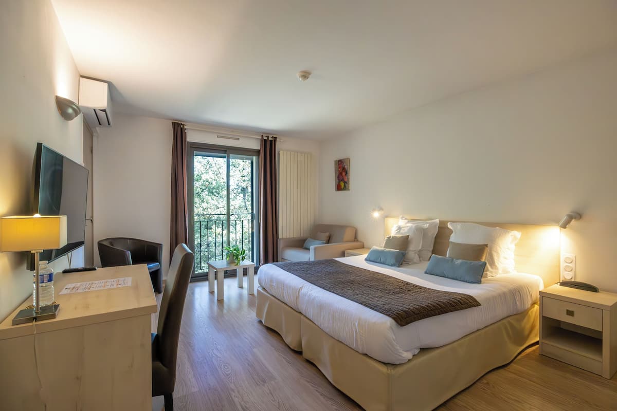 Superior Double Room | Desk, soundproofing, free cots/infant beds, rollaway beds