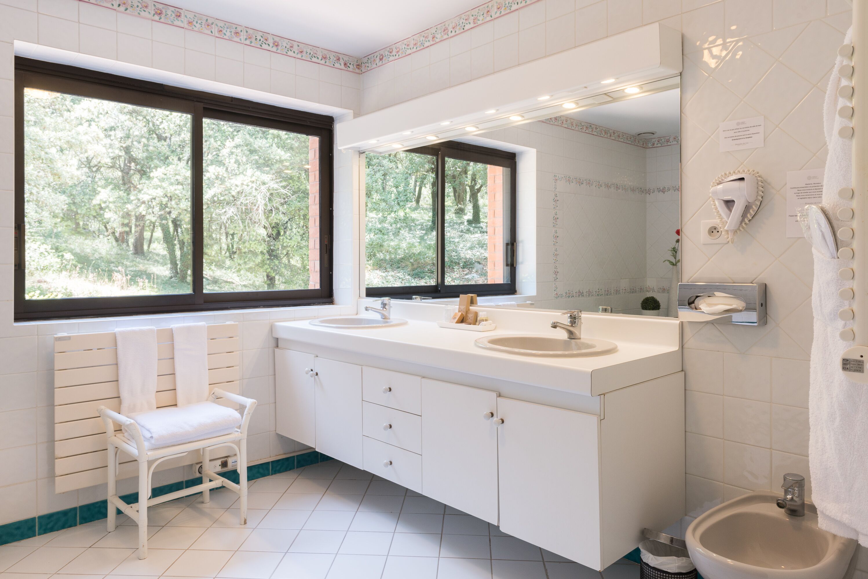 senior suite (senior) | bathroom | shower, free toiletries, hair dryer, towels