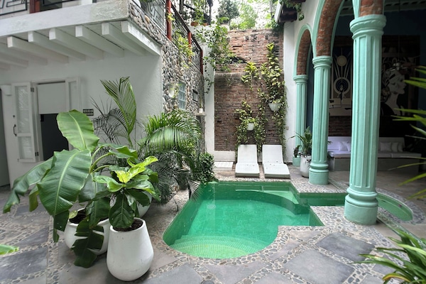 Una piscina al aire libre