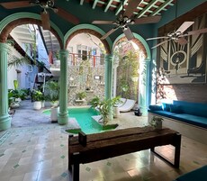 Una piscina al aire libre