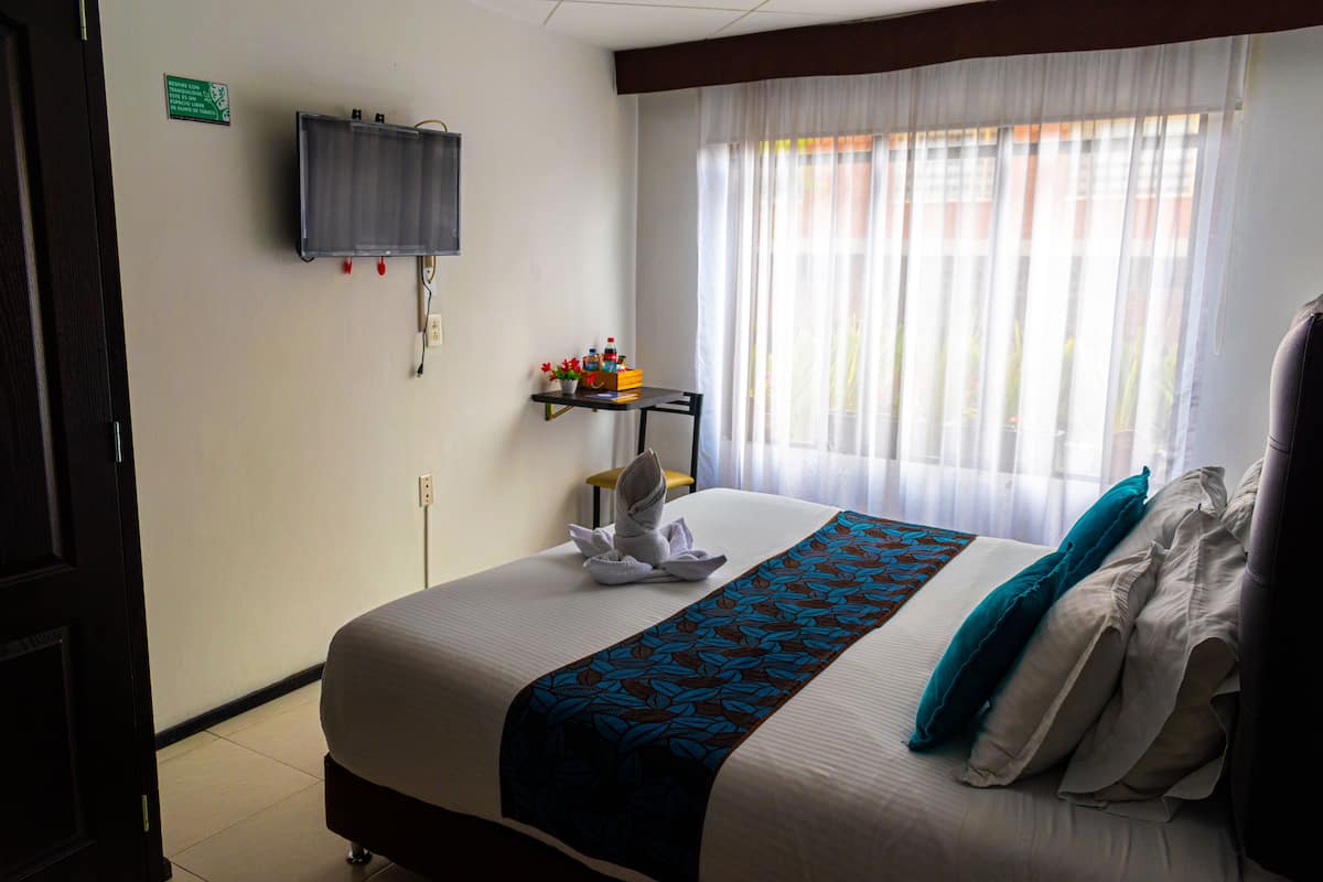 Kamar Double | Didekorasi berbeda-beda, meja kerja, dan tirai kedap cahaya