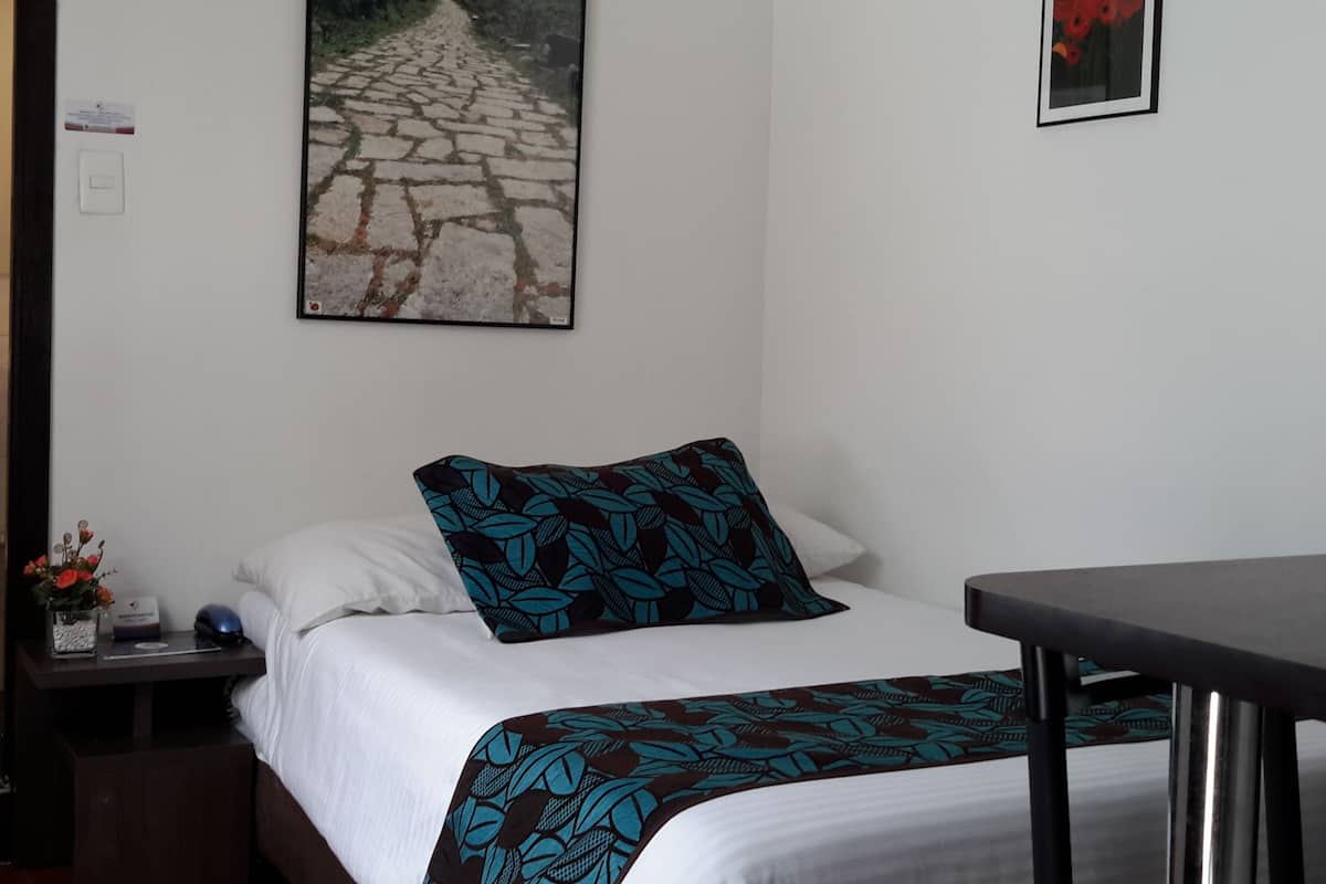 Kamar Single | Didekorasi berbeda-beda, meja kerja, dan tirai kedap cahaya