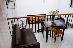 A dining area with a table, chairs, and a bench. - Central House Hotel (Bogotá)