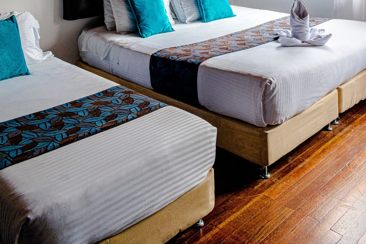 Kamar Triple | Didekorasi berbeda-beda, meja kerja, dan tirai kedap cahaya