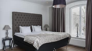 Deluxe tweepersoonskamer | Een minibar, een kluis op de kamer, een bureau, verduisterende gordijnen