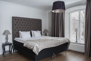 Deluxe Double Room | Minibar, in-room safe, desk, blackout curtains - Hotell Slottsbacken (Visby)