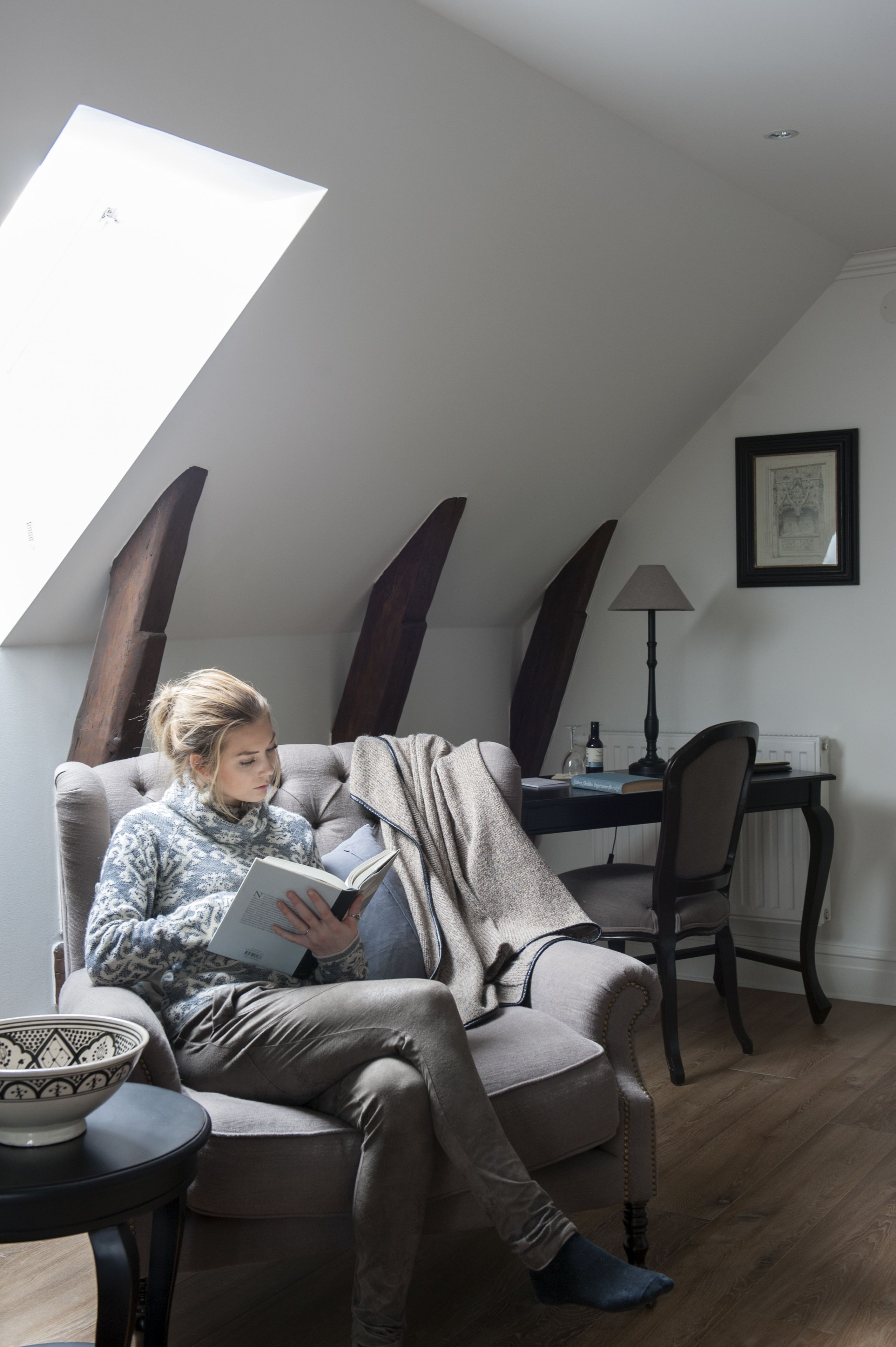 deluxe double room | living area | tv