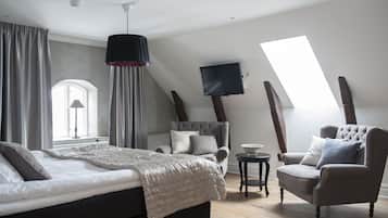 Habitación doble Deluxe | Minibar, caja de seguridad en la habitación y escritorio