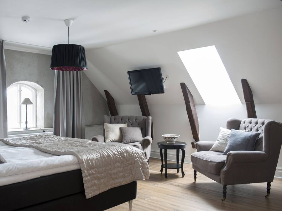 Deluxe Double Room | Minibar, in-room safe, desk, blackout drapes