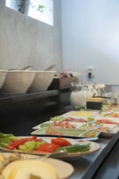 Desayuno autoservicio gratuito y diario