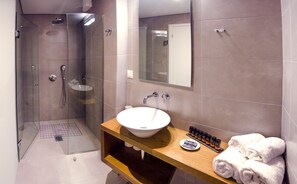 Appartamento due camere da letto per 4 persone | Bagno | Doccia, set di cortesia gratuito, asciugacapelli, asciugamani