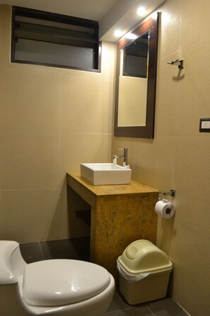 Chambre Confort avec lits jumeaux, 2 lits une place | Salle de bain | Douche, douche à « effet pluie », sÚche-cheveux, serviettes fournies