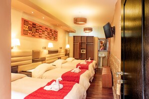 Habitación cuádruple | Caja fuerte, sistema de insonorización, wifi gratis y ropa de cama