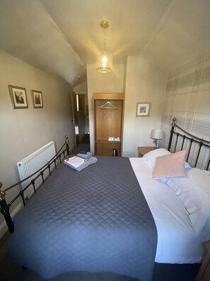 Double Room | Free WiFi, bed sheets - Autumn Leaves Guest House (Windermere)
