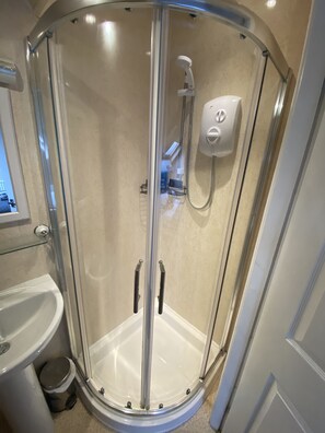 Single Room | Bathroom | Shower, free toiletries, hair dryer, towels - Autumn Leaves Guest House (Windermere)
